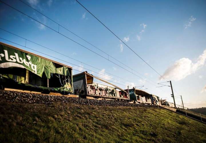 Varios operarios pasan junto un tren de carga en el puentoeGran Belt en Nyborg (Dinamarca). EFE