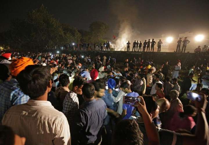 Cientos de personas acuden al lugar de un accidente de tren en Amritsar (India) hoy, 19 de octubre del 2018.  EFE