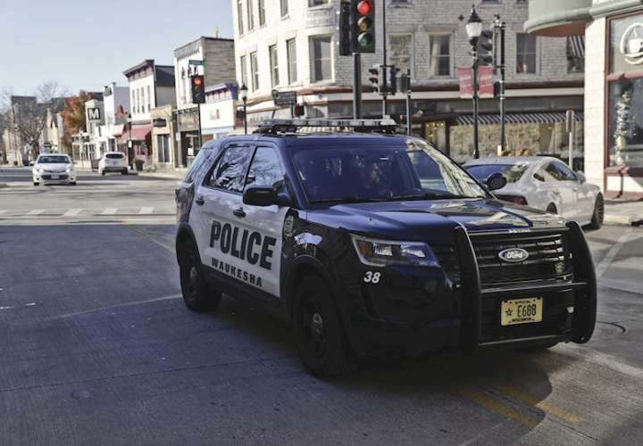 La policía recoge evidencias, este 22 de noviembre de 2021, en Main Street, donde hubo un atropello durante un desfile navideño en la ciudad de Waukesha, Wisconsin. EFE