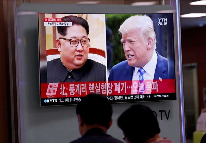 Varios surcoreanos siguen por televisión informaciones referidas a los líderes norcoreano, Kim Jong-un, y estadoundiense, Donald Trump, en la Estación de Seúl (Corea del Sur) el 24 de mayo de 2018. EFE Archivo