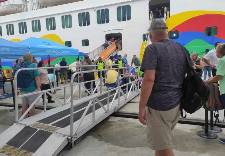 Los turistas fueron socorridos y atendidos por el personal médico del crucero.
