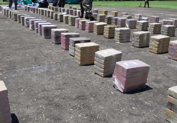 Confiscan 1,125 paquetes de droga transportados en una lancha [Videos]