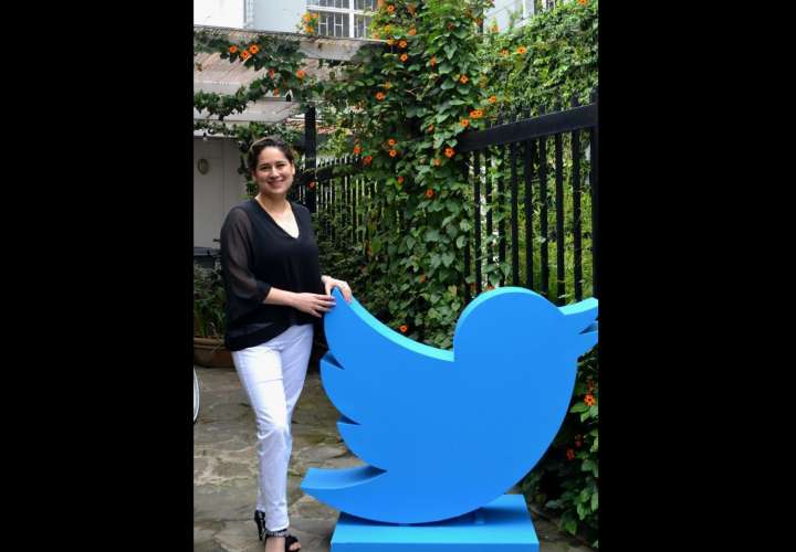La directora comercial de Twitter para Latinoamérica, Diana Ramírez, fue registrada al posar, tras una entrevista con Efe, en Bogotá (Colombia). EFE