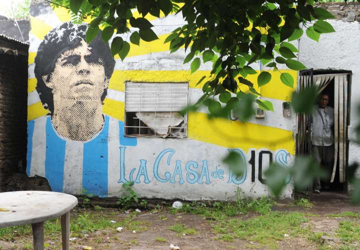  Vista de la casa natal del astro del fútbol Diego Maradona, hoy en Villa Fiorito, Buenos Aires (Argentina)./ Foto: EFE