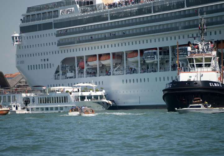 ¡Qué locura! Crucero choca contra otro barco en Venecia (Video)
