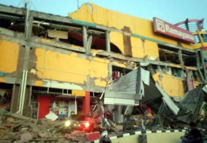 ¡Horrible! Varios muertos tras un terremoto y tsunami en Indonesia (Videos)
