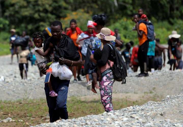 Migrantes llegan tras cruzar la selva el 10 de febrero de 2021, a la comunidad de Bajo Chiquito, provincia del Darién (Panamá). EFE