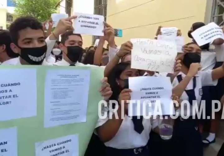 Instituto Nacional se cae a pedazos. Estudiantes exigen reparaciones