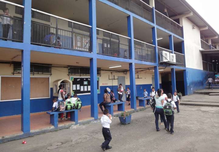 Padres de familia protestan por falta de agua en escuela Manuel Urbano Ayarza