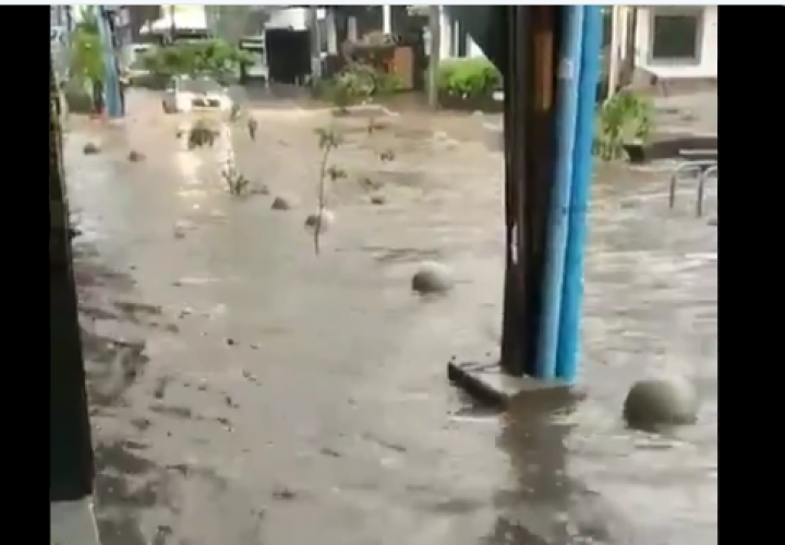 Calles de la ciudad convertidas en "ríos" por fuerte lluvia