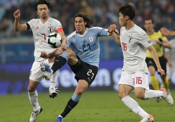 Uruguay sufrió contra un Japón diferente y al final rescató un empate de 2-2