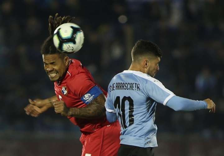 Giorgian de Arrascaeta (d) de Uruguay disputa un balón con Román Torres (c) de Panamá. /EFE