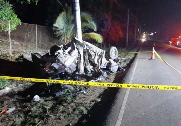 Dos muertos al chocar auto contra poste de luz en Panamá Este
