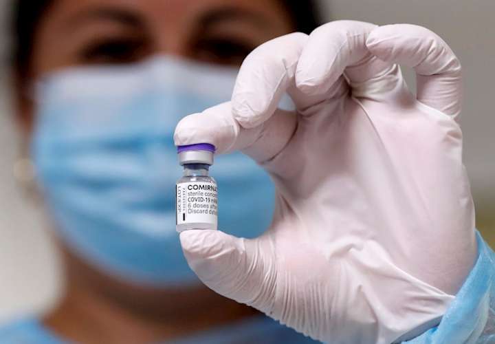 La EMA actualizará el prospecto de las vacunas para añadir sus últimas recomendaciones. EFE