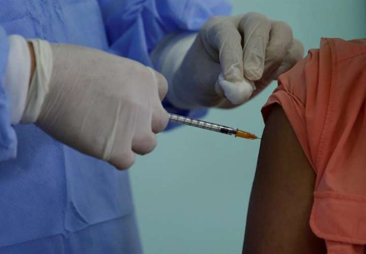 Personal de salud coloca una dosis de la vacuna de Pfizer en la escuela José María Torrijos en Ciudad de Panamá. EFE