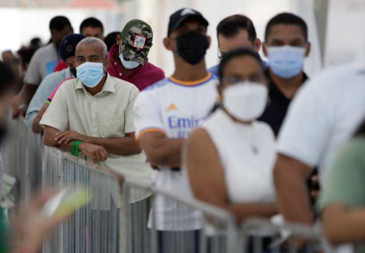 Personas hacen fila para ser vacunadas contra la covid-19, en el centro comercial Albrook Mall de Ciudad de Panamá (Panamá). EFE