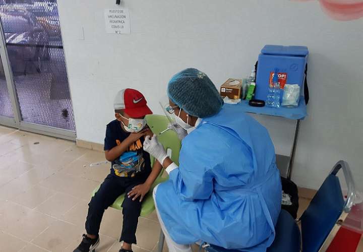 Vacuna contra la COVID-19 en el Hospital de Especialidades Pediátricas Omar Torrijos Herrera.