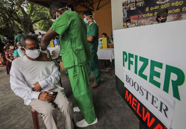Vacunación con el preparado el Pfizer este martes en Colombo, Sri Lanka. EFE