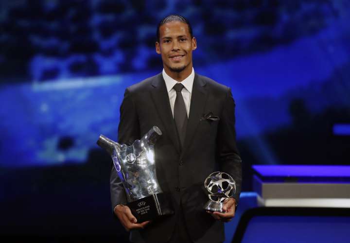 Virgil Van Dijk, el primer defensa en ser elegido Jugador del Año de la UEFA. Foto: AP