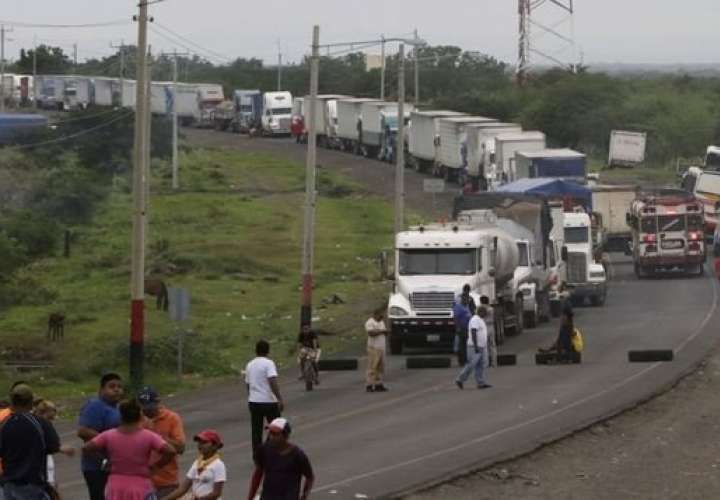 Intentarán liberar a transportistas varados en Nicaragua