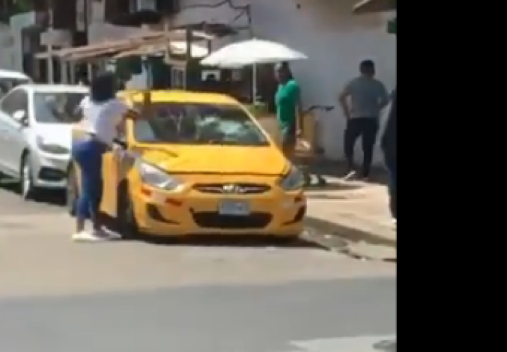 Furia en Calidonia: Mujer destruye parabrisas de taxi [Video]