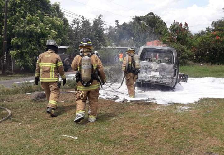 Unidades de la Dirección Nacional de Seguridad, Prevención e Investigación de Incendios (Dinasepi), de los bomberos investiga la causa del siniestro.