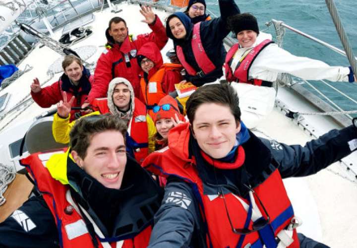 Peregrinos vienen en velero a la Jornada Mundial de la Juventud 