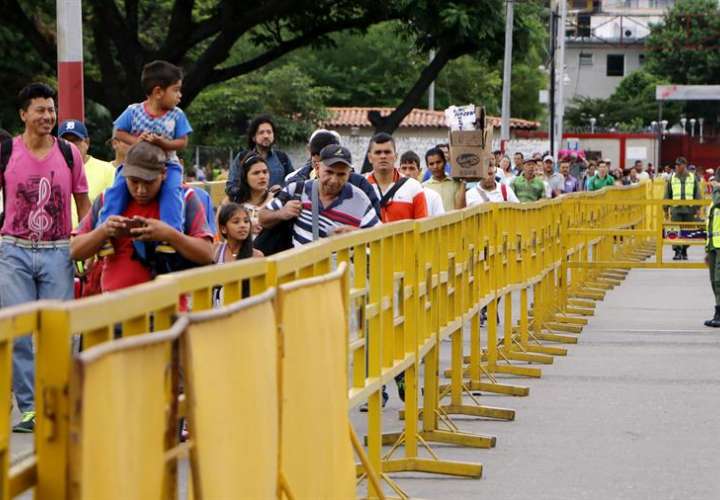 Ciudadanos venezolanos ingresan a Colombia por el puente internacional Simón Bolívar el lunes 21 de Mayo de 2018, en Cúcuta (Colombia). EFE/Archivo