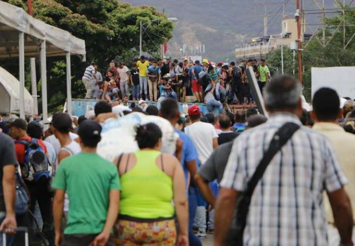 Cientos de venezolanos cruzan el Puente Internacional Simón Bolívar, que comunica al estado del Táchira con Cúcuta, para llegar hasta territorio colombiano. EFE/Archivo