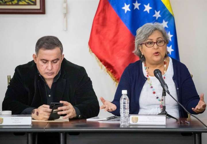 La presidenta del Consejo Nacional Electoral (CNE) de Venezuela, Tibisay Lucena (d), habla junto al Fiscal General del país, Tarek William Saab (i), durante una reunión con militares en Caracas (Venezuela). EFE