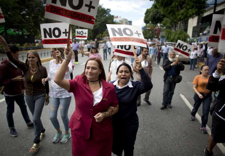 Las violentas manifestaciones callejeras estallaron la semana pasada después de que Guaido declarara durante una gran manifestación de la oposición en Caracas que había asumido los poderes presidenciales según la Constitución. AP