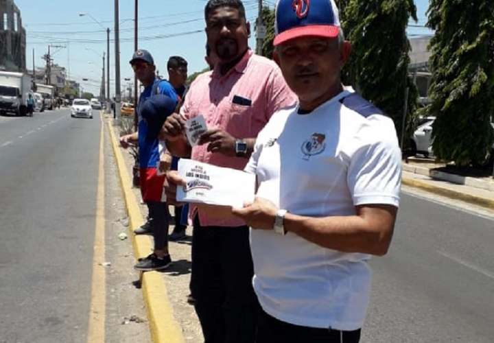 Peloteros de Veraguas continúan con la venta de calcomanías a todo sol