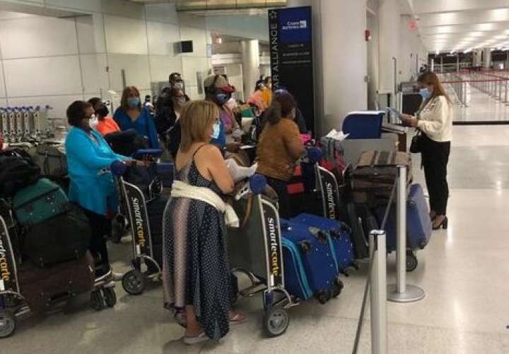 Panameños regresan al país en vuelo humanitario