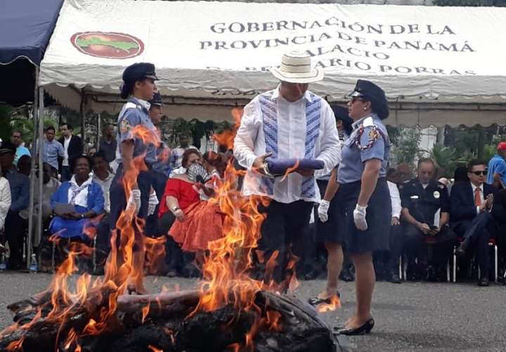  Ceremonia protocolar de cremación de banderas en desuso 