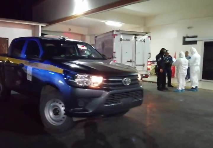 El hombre, de 45 años, fue evacuado hacia la policlínica de la CSS en San Carlos, en un vehículo policial.