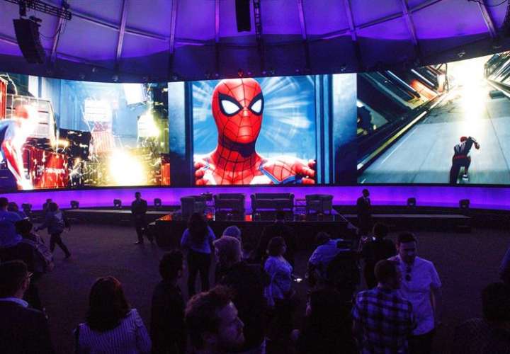 Asistentes observan un vídeo de Spider-Man en la fiesta Sony Playstation E3, en Los Ángeles (EE.UU.). EFE Archivo