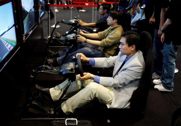 Visitantes juegan con videojuegos en una Exposición de Productos Digitales en Pekin, China. EFE/Archivo