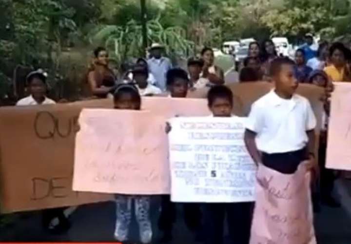Salen a protestar para que concluyan trabajos en CEBG de Villalobos