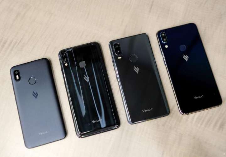 Cuatro modelos de teléfonos móviles durante el lanzamiento de la primera marca de smartphones del conglomerado vietnamita Vingroup, diseñados y desarrollados por la firma española BQ, en Ho Chi Minh, Vietnam. EFE