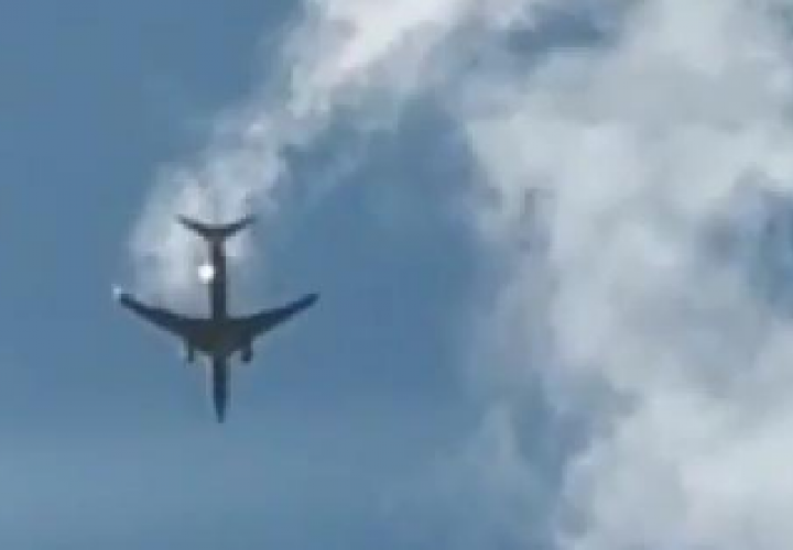 Ave impacta turbina de avión provocando aterrizaje de emergencia (Video)