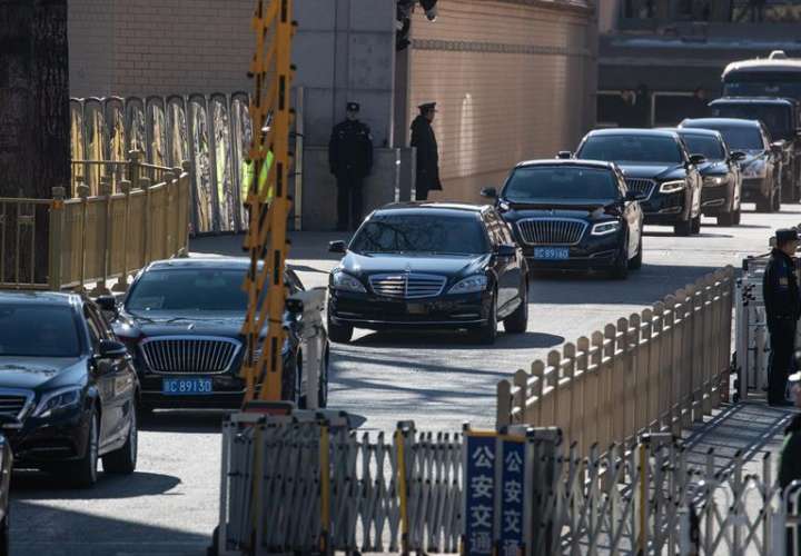 Un vehículo, que supuestamente lleva al líder norcoreano, Kim Jong-un, sale de la estación de tren hoy, en Beijing (China). EFE