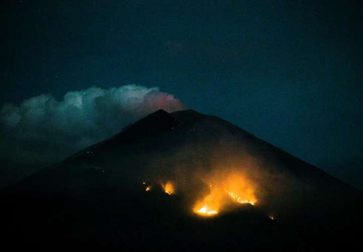  Vista de un incendio forestal en la ladera del volcán Agung tras una nueva erupción en Bali (Indonesia). EFE