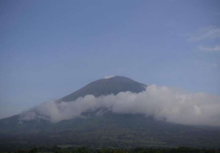 El volcán, ubicado en el oriental departamento de San Miguel y 138 kilómetros al este de la capital, incrementó su actividad desde el pasado 24 de diciembre. EFE