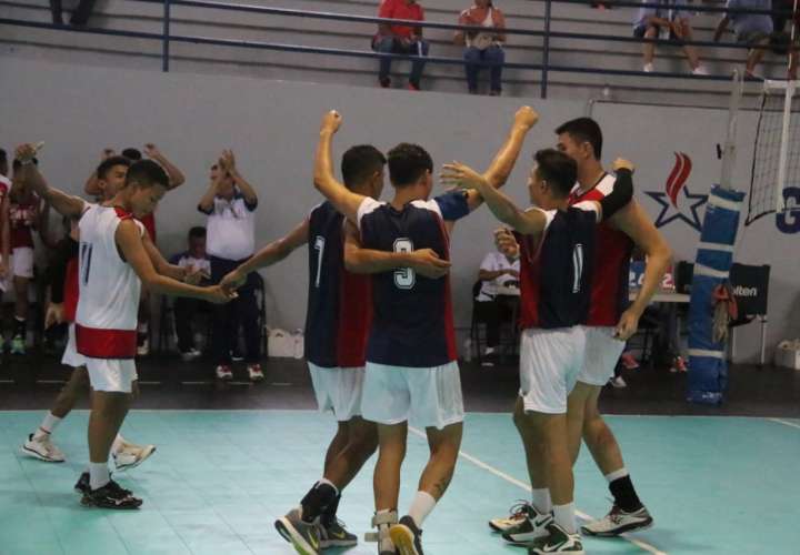 Instituto San Miguel Arcángel acaricia el oro del voleibol masculino
