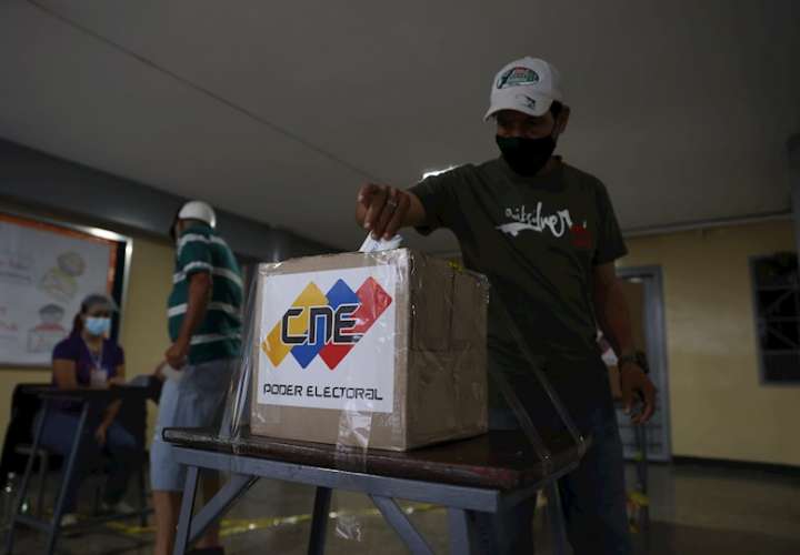 Un hombre ejerce su derecho al voto en un colegio electoral en Caracas, Venezuela, este domingo. EFE