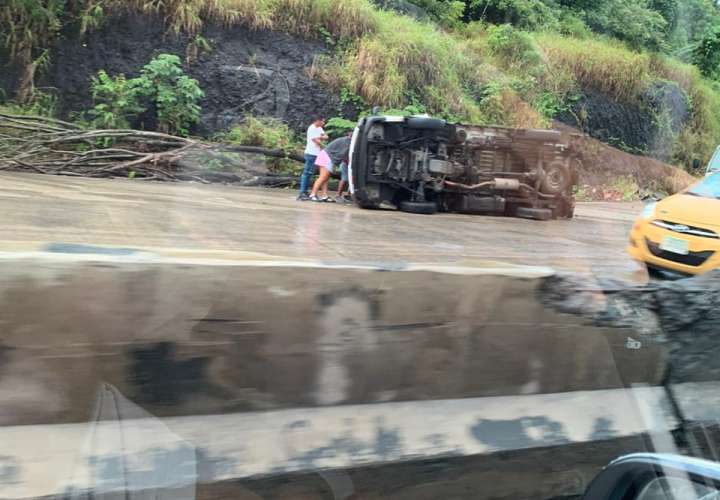 Auto terminó trepado en la barranda de la autopista Arraiján-La Chorrera 