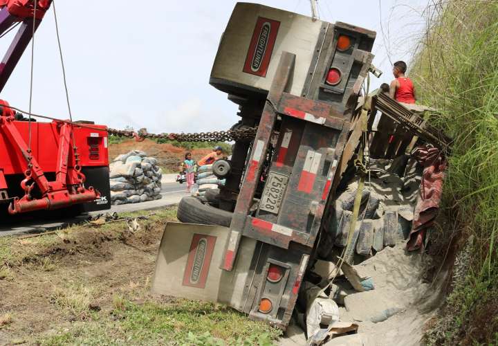 Camionero desparramó la carga de sacos de cemento que transportaba en Los Ruices