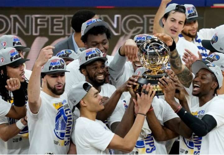 El equipo de Golden State Warriors con el trofeo de campeón de la Conferencia Oeste de la NBA. Foto: AP