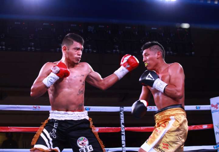 Jaime Muñoz (izq.) venció a Iván Trejos por nocaut en el segundo asalto.