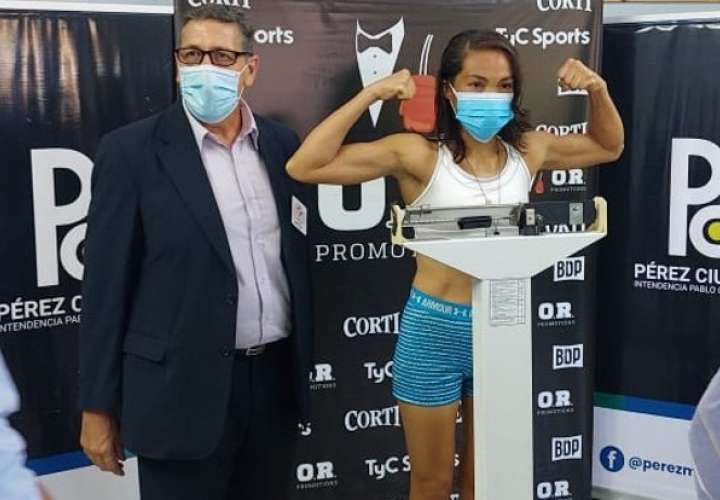 La boxeadora panameña Yaditza 'La Tigrilla' Pérez en la ceremonia de pesaje oficial.